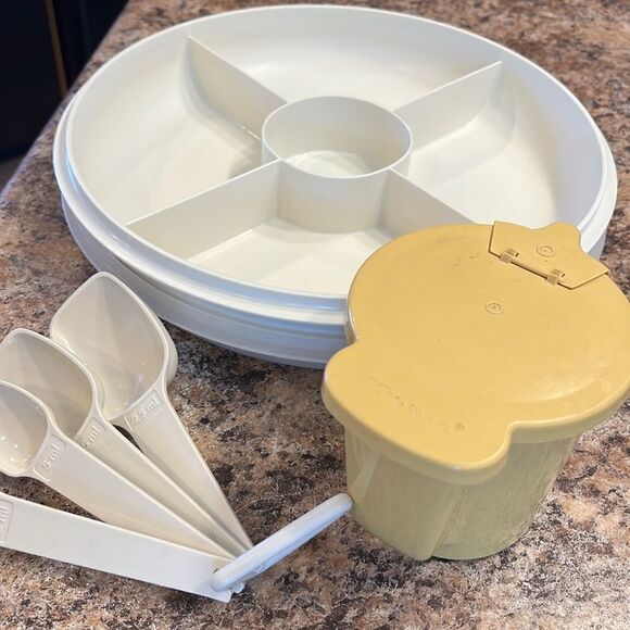 3 Pieces of Tupperware - Veggie Server with Cover, Measuring Spoons and Creamer - Picture 2 of 7